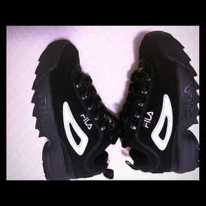 Like new Fila kids Disruptor II Kids black tennis.